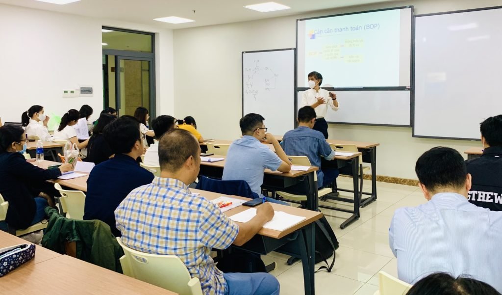 Người thầy tận tâm và chương trình Phân tích kinh tế vĩ mô ứng dụng trong công tác Truyền thông – Báo chí