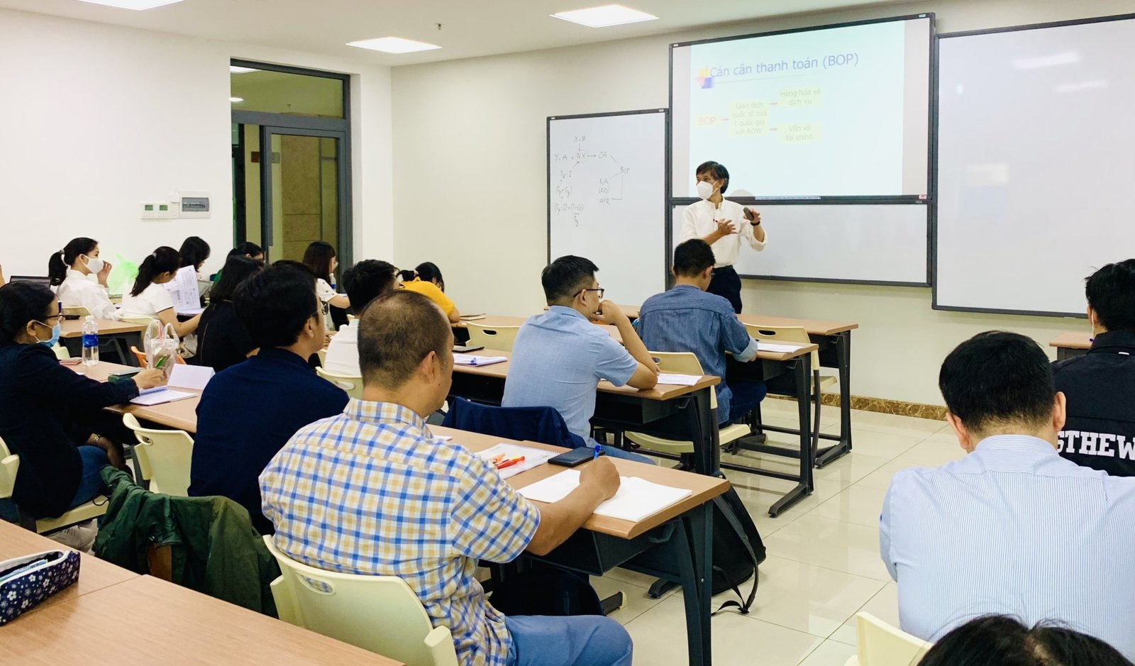 Người thầy tận tâm và chương trình Phân tích kinh tế vĩ mô ứng dụng trong công tác Truyền thông – Báo chí